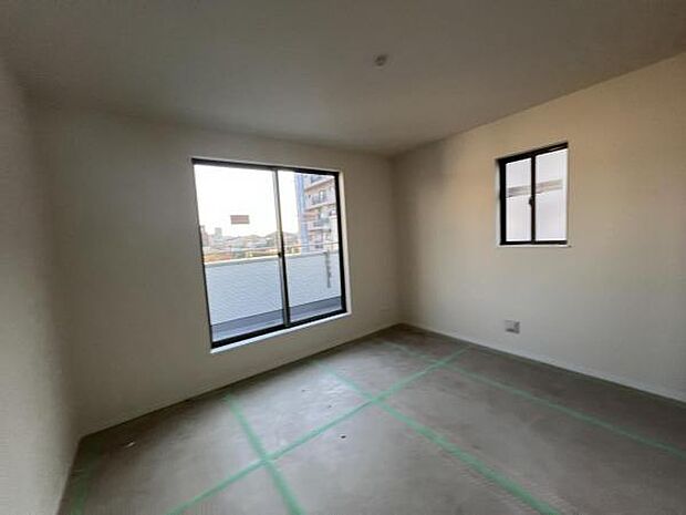 寝室にもご利用いただける居室スペースです明るい広々とした主寝室でご家族ゆっくりお休みになれま