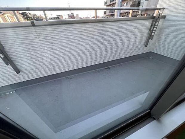 お洗濯ものを気持ち良く太陽の光で干せるのが嬉しいですね開放感あふれる広々としたバルコニーはお洗濯はも