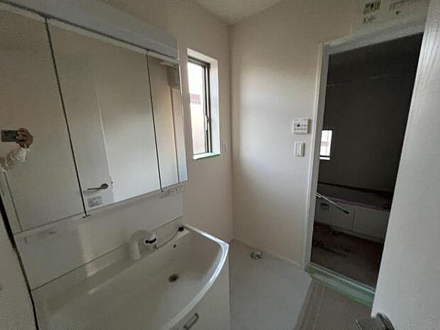 脱衣所は小さなお子様がいるご家庭にも重宝されます。快適で清潔感がある脱衣スペースです。