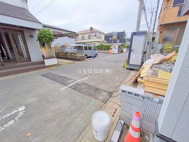 前面道路を含めた現地写真です。