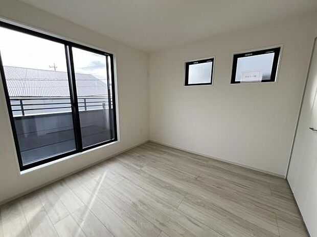 寝室にもご利用いただける居室スペースです明るい広々とした主寝室でご家族ゆっくりお休みになれま