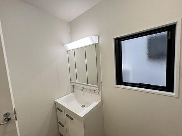 洗面化粧台です。朝の身支度から1日が始まります。収納力と機能性に優れたお手入れラクラク洗面化粧台です