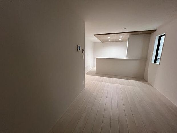 お食事中もキッチンと会話が楽しめるダイニングスペーゆったりとした開放的なダイニングキッチンスペースで