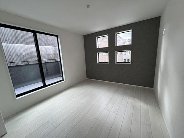 寝室にもご利用いただける居室スペースです明るい広々とした主寝室でご家族ゆっくりお休みになれま