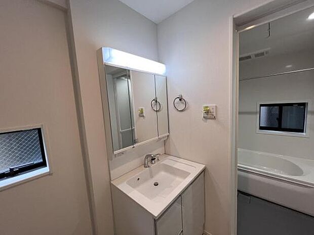 洗面化粧台です。朝の身支度から1日が始まります。収納力と機能性に優れたお手入れラクラク洗面化粧台です