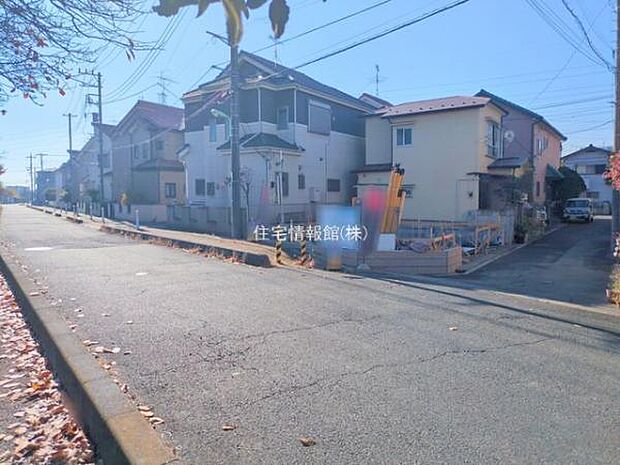 前面道路を含めた現地写真です。