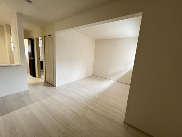 お食事中もキッチンと会話が楽しめるダイニングスペーゆったりとした開放的なダイニングキッチンスペースで