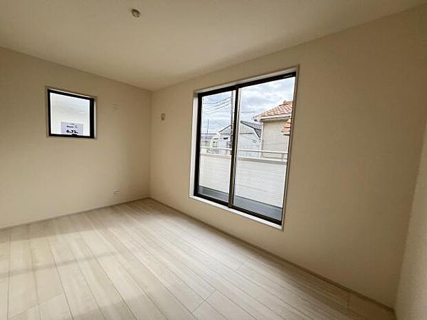 寝室にもご利用いただける居室スペースです明るい広々とした主寝室でご家族ゆっくりお休みになれま