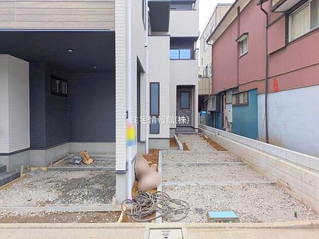 前面道路を含めた現地写真です。