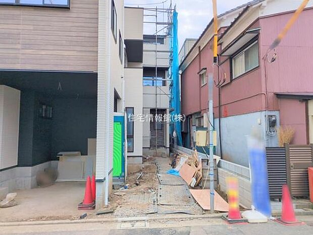 前面道路を含めた現地写真です。