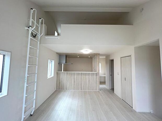 お食事中もキッチンと会話が楽しめるダイニングスペース。