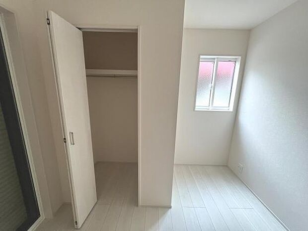 中の物を確認しやすく、取り出しやすい収納スペース。お部屋を広々とお使いいただけます。