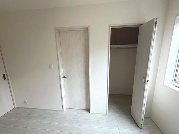 いつでもお部屋をスッキリお使い頂ける収納スペースを設置。