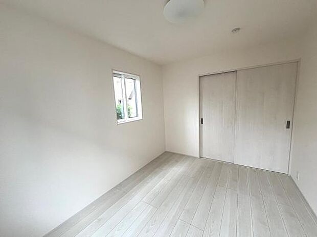 木の温もりが優しいフローリングの収納スペース付き洋室です。