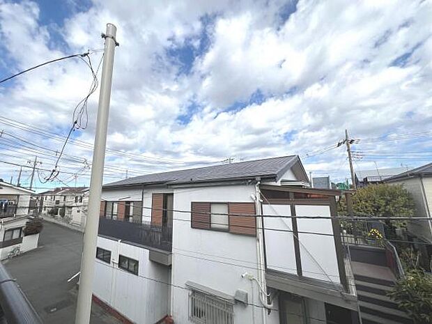 バルコニーからの眺望です。明るい陽射しを浴びながらゆったりと過ごすのも良いですね。