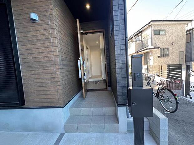 いつも気持ちよくご家族を迎えられる玄関です。綺麗で明るい玄関でお客様をお迎えいただけます。