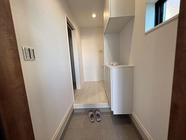 いつも気持ちよくご家族を迎えられる玄関です。綺麗で明るい玄関でお客様をお迎えいただけます。