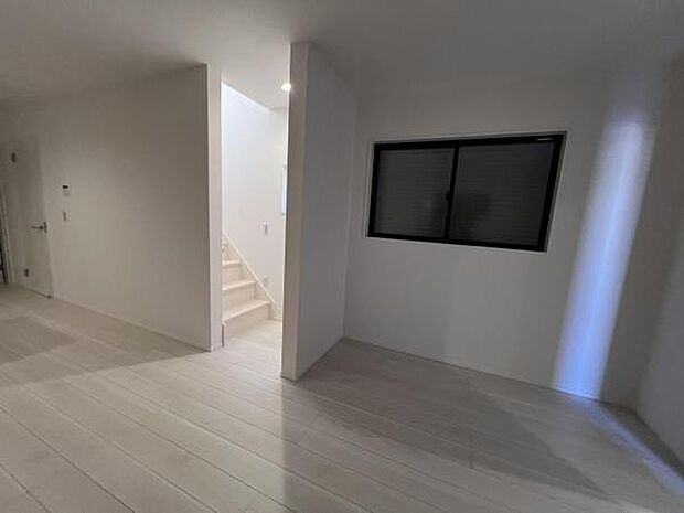 お食事中もキッチンと会話が楽しめるダイニングスペーゆったりとした開放的なダイニングキッチンスペースで