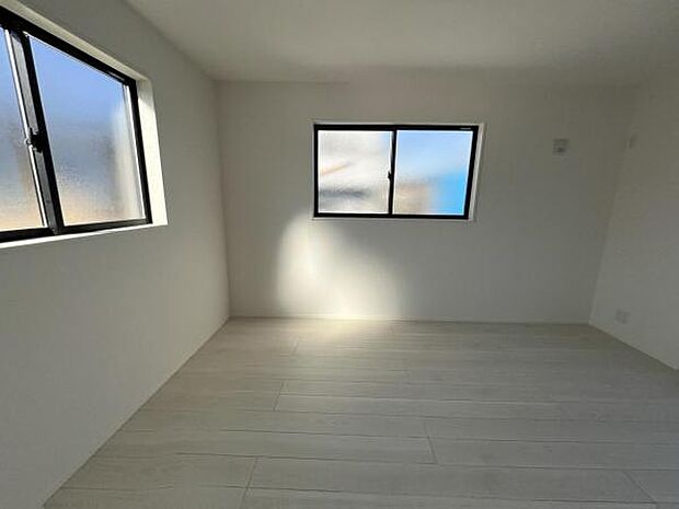 寝室にもご利用いただける居室スペースです明るい広々とした主寝室でご家族ゆっくりお休みになれま