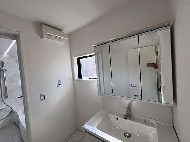 洗面化粧台です。朝の身支度から1日が始まります。収納力と機能性に優れたお手入れラクラク洗面化粧台です