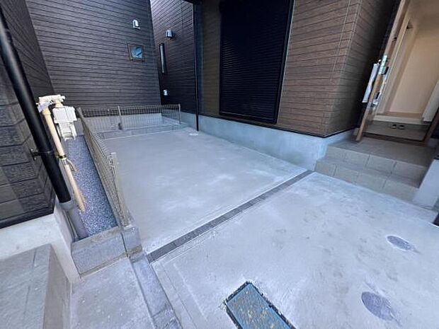 駐車場ももちろん完備しておりますのでお車所有の方にも心強いです駐車場です前面道路との高低差も少なく