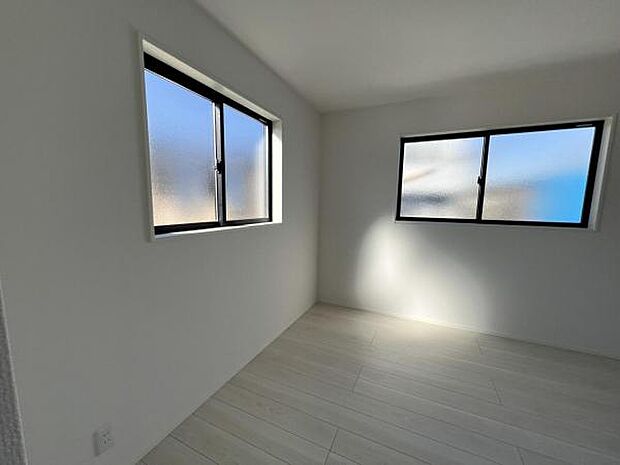 自分好みのアレンジで居心地の良い空間になりそうです洋室は風通しが良く明るく快適な空間ですゆったりと読