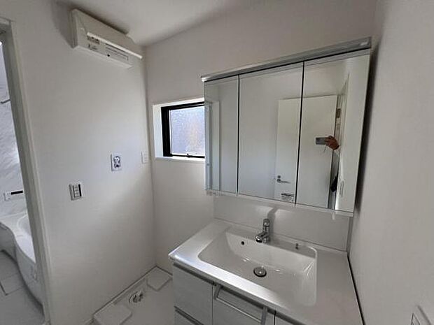 脱衣所は小さなお子様がいるご家庭にも重宝されます。快適で清潔感がある脱衣スペースです。