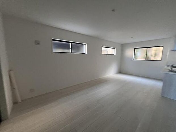 お食事中もキッチンと会話が楽しめるダイニングスペーゆったりとした開放的なダイニングキッチンスペースで