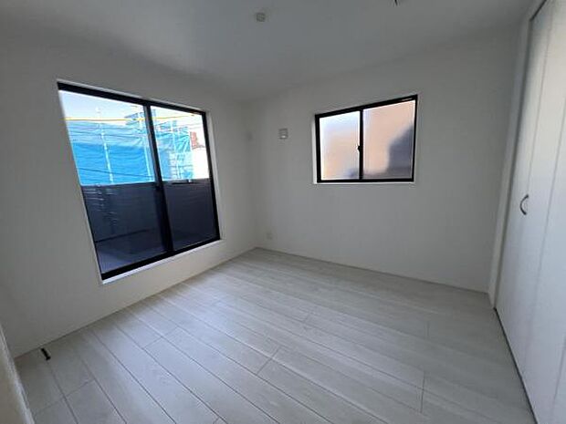 寝室にもご利用いただける居室スペースです明るい広々とした主寝室でご家族ゆっくりお休みになれま