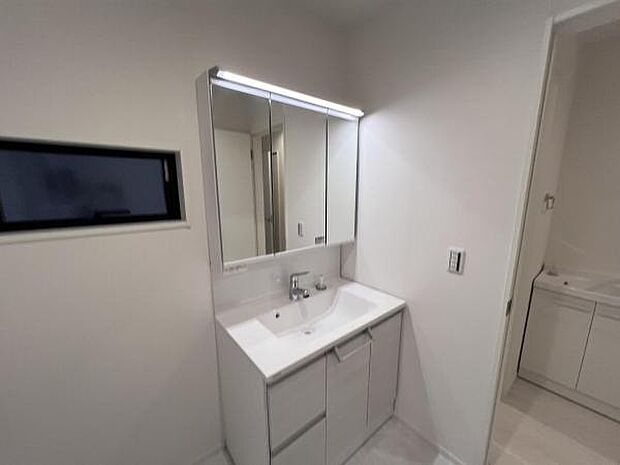 脱衣所は小さなお子様がいるご家庭にも重宝されます。快適で清潔感がある脱衣スペースです。