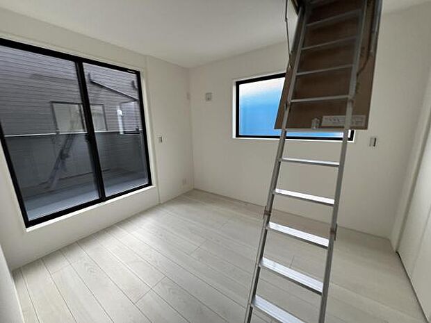 寝室にもご利用いただける居室スペースです明るい広々とした主寝室でご家族ゆっくりお休みになれま