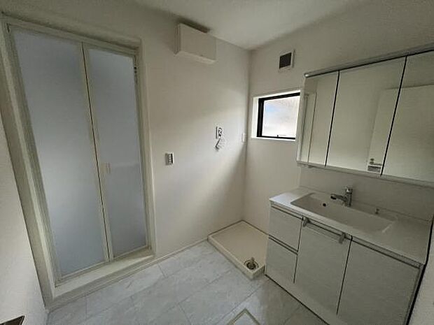 洗面化粧台です。朝の身支度から1日が始まります。収納力と機能性に優れたお手入れラクラク洗面化粧台です