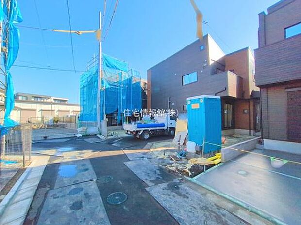 前面道路を含めた現地写真です。