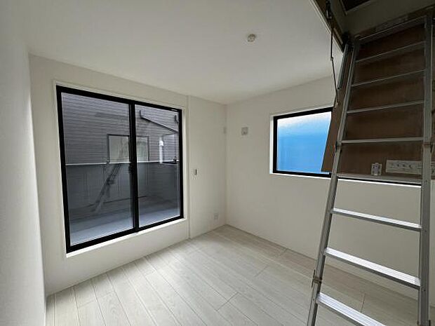 自分好みのアレンジで居心地の良い空間になりそうです洋室は風通しが良く明るく快適な空間ですゆったりと読