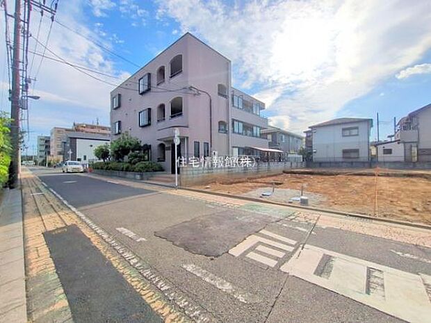 前面道路を含めた現地写真です。