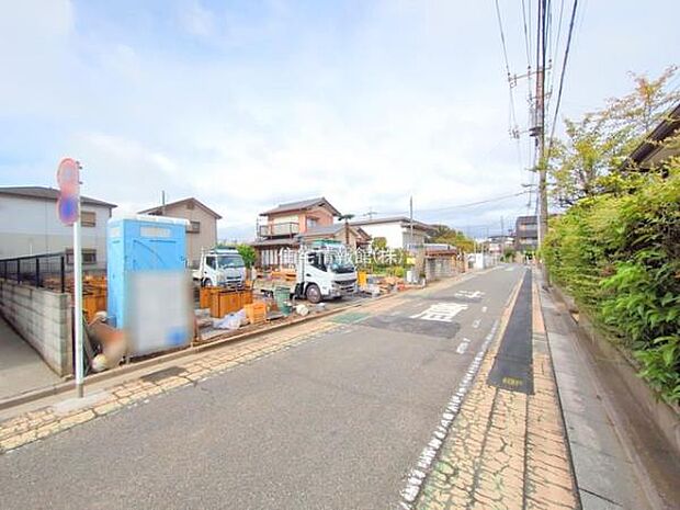 前面道路を含めた現地写真です。