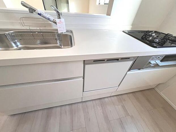 作業スペースが広く家事動線をゆったりと確保できるキッチンです。