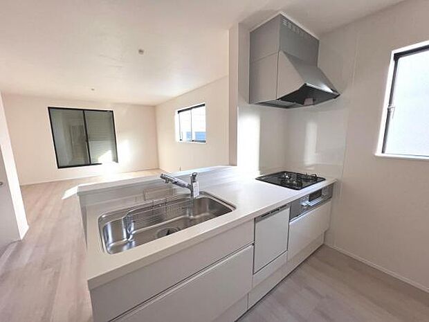 リビングが見渡せ、料理中も会話が弾む対面式キッチンです。