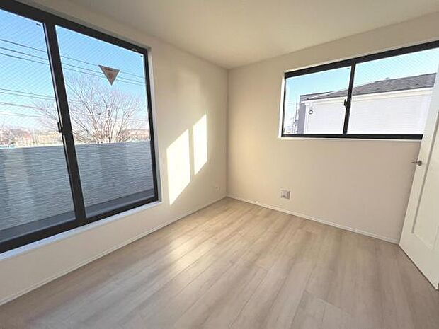 明るい広々とした主寝室でご家族ゆっくりお休みになれますね。