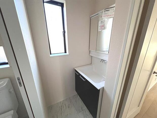 洗面化粧台です。朝の身支度から1日が始まります。