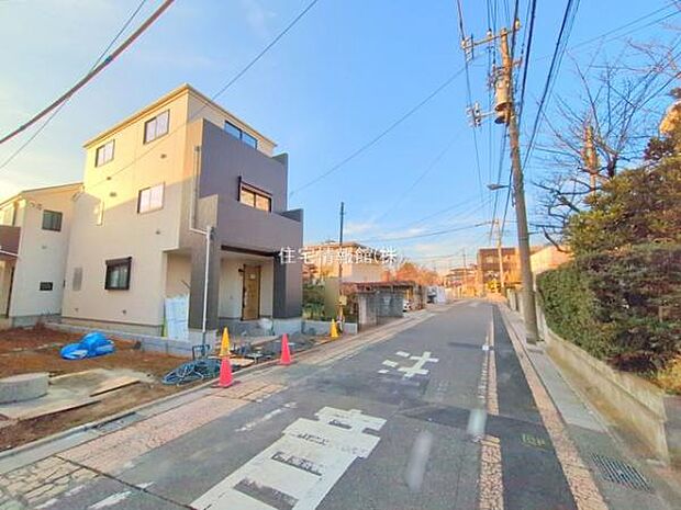 前面道路を含めた現地写真です。