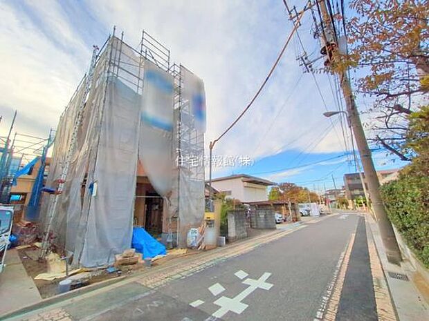 前面道路を含めた現地写真です。