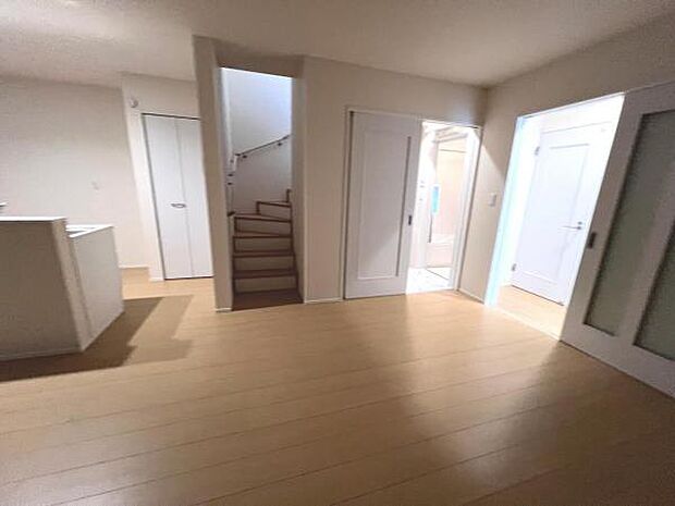 お食事中もキッチンと会話が楽しめるダイニングスペース。