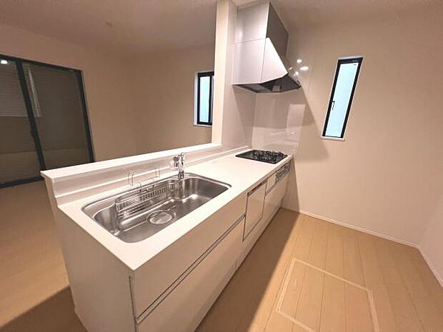 リビングが見渡せ、料理中も会話が弾む対面式キッチンです。