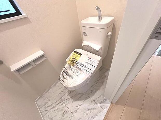 シャワー洗浄機能付のトイレは、清潔感が印象的な空間ですね。