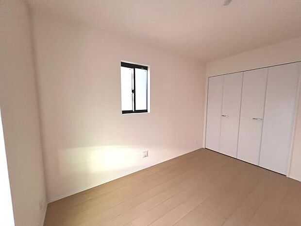 木の温もりが優しいフローリングの収納スペース付き洋室です。