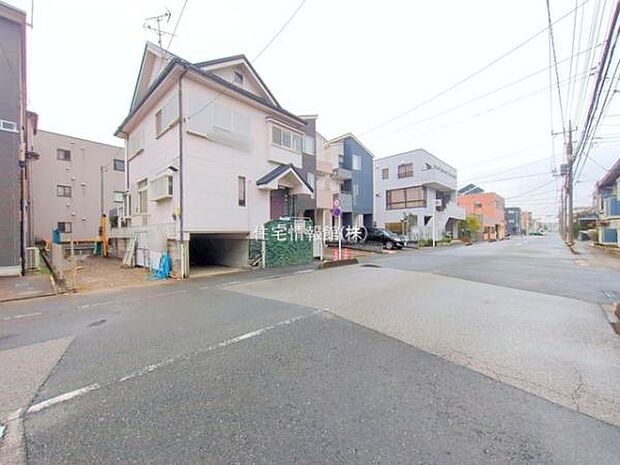 前面道路を含めた現地写真です。