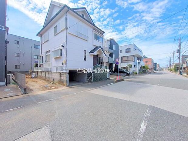 前面道路を含めた現地写真です。