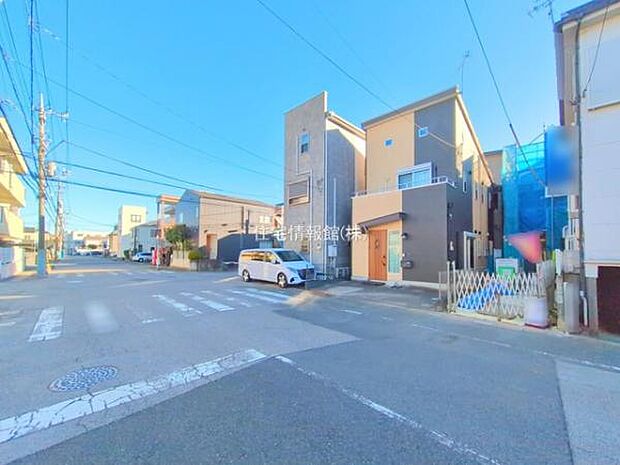 前面道路を含めた現地写真です。