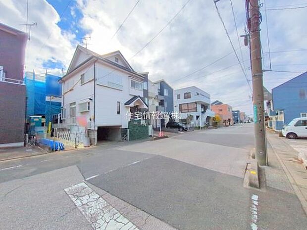 前面道路を含めた現地写真です。